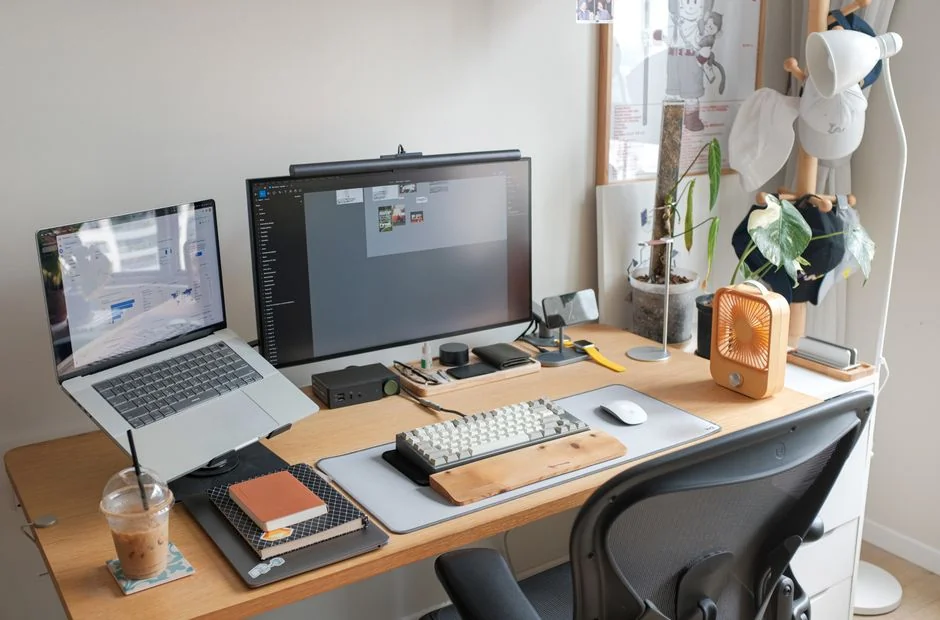 Une tablette affichant un site web financier, accompagnée d’un clavier et d’une souris blancs. Parfaite pour des images d’archives sur le thème de la technologie.